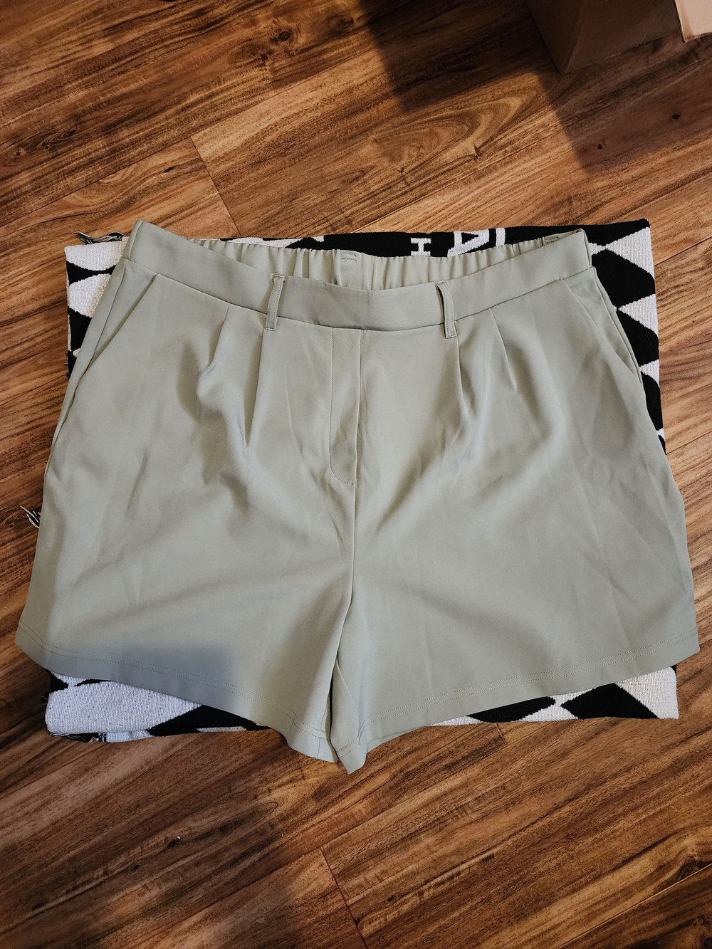 32 Degrees Cool Olive Green High-Rise Pleated Women's Shorts